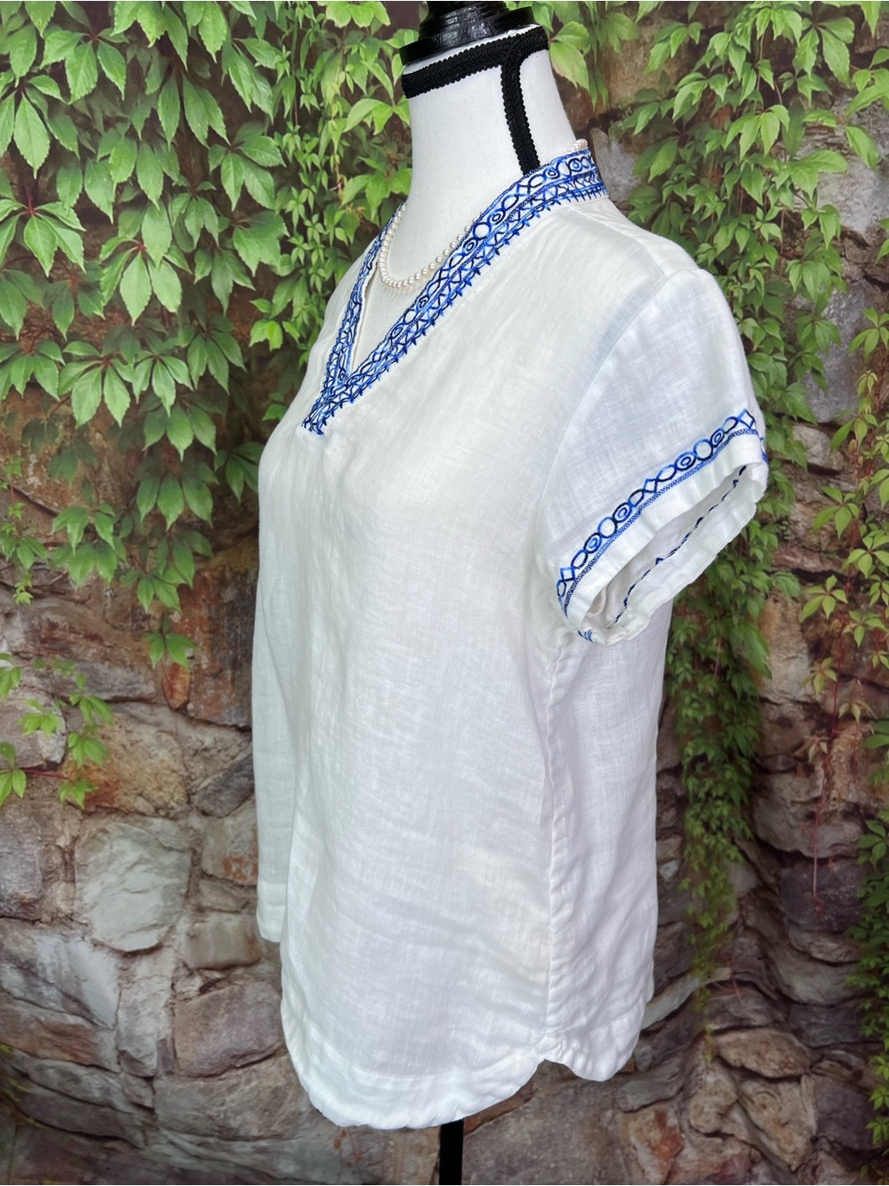 BRITISH INDIA TRAVELER White and Blue Embroidered Linen Short Sleeve Top, M/7 - Picture 4 of 13